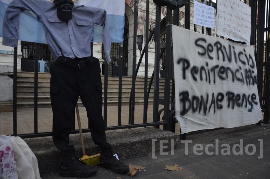 Agentes y personal de salud del SPB protestaron en Gobernación contra sumarios y despidos