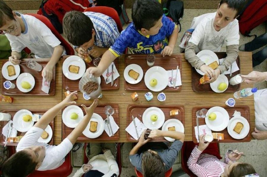 En post del nuevo paradigma anti obesidad, los comedores escolares reciben menos pan, manteca y queso