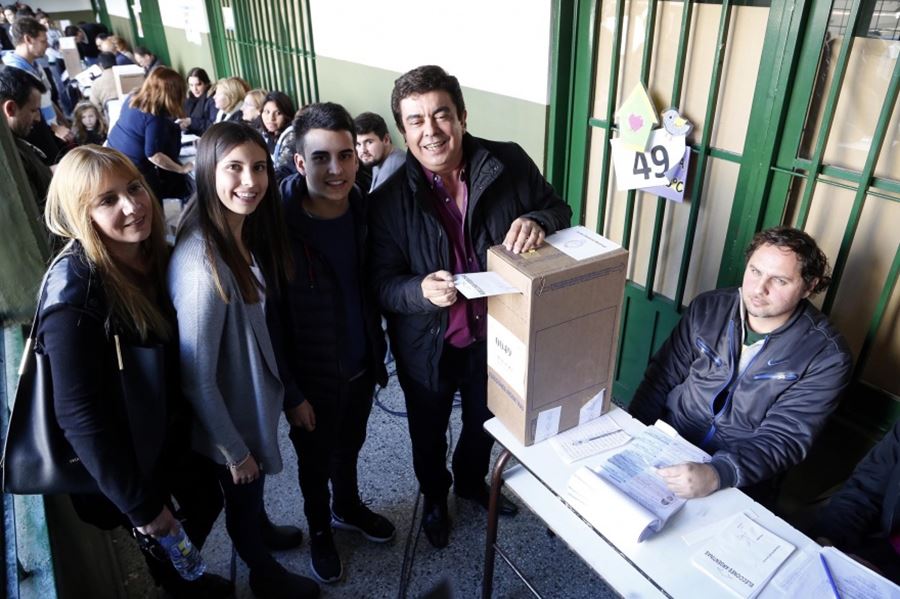 Fernando Espinoza: “Hoy vivimos una fiesta de la democracia”