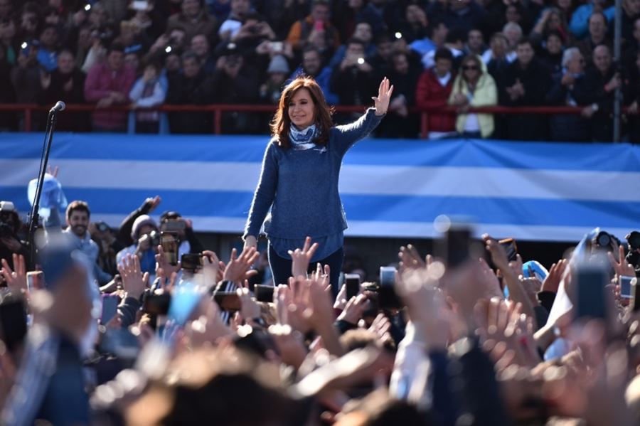 A horas del resultado final, Cristina prepara un acto en La Plata para festejar su “triunfo”