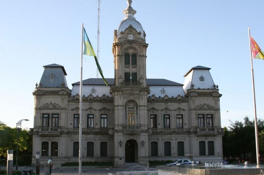 Cómo son los sueldos políticos estimados en los municipios bonaerenses: El caso de Tres Arroyos
