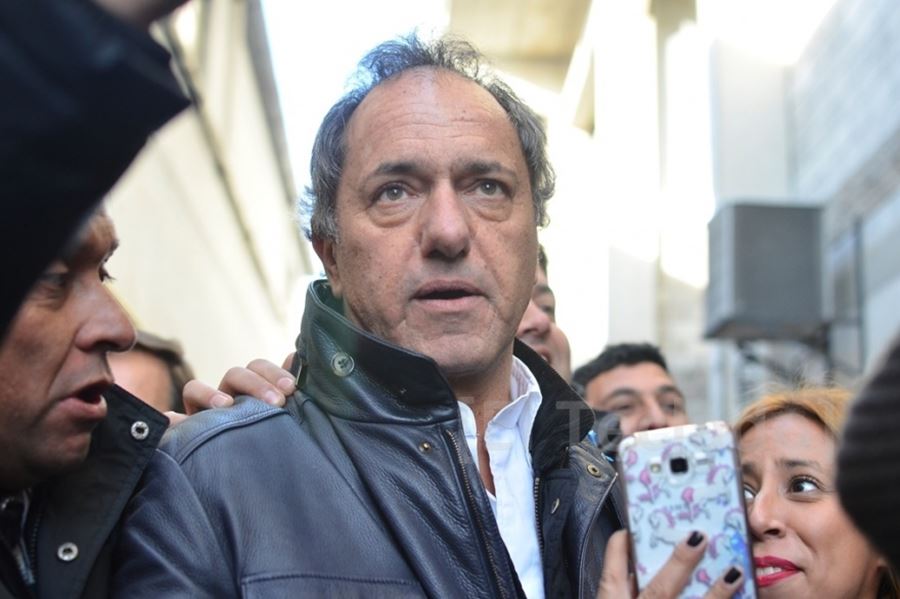 A 60 días de ser padre, Scioli rompió el silencio y habló de su relación con Gisela Berger: "Todavía la sigo remando"