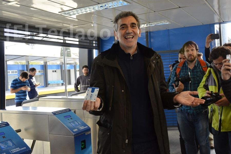 Marca Randazzo: Llegó a La Plata en el tren Roca, pasó el molinete con SUBE y regaló porta tarjetas