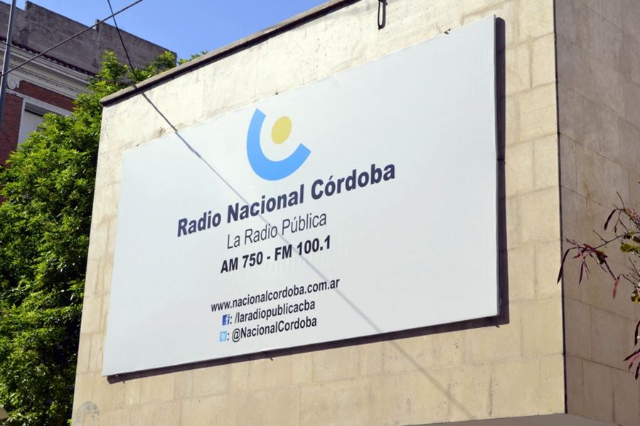 El director de Radio Nacional censuró al aire a una conductora por sacar a la madre de Jones Huala