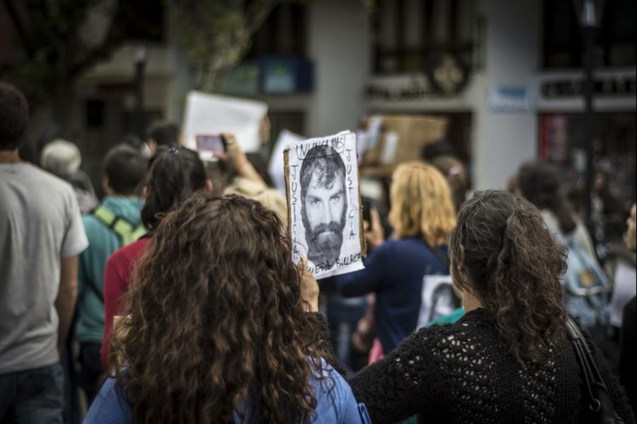 Denuncian “espionaje policial” en marcha por Santiago Maldonado