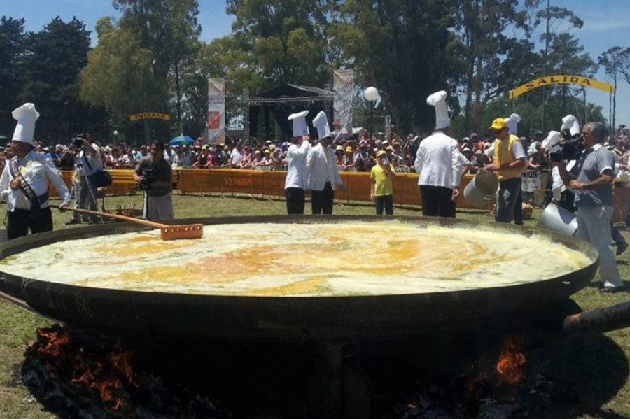 Para el Guinness: Pigüé celebra la fiesta del Omelette Gigante usando 16 mil huevos