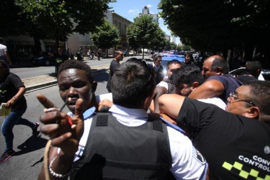 Por un megaoperativo contra la "venta ilegal", derrapó un funcionario de Garro: "La gente de Senegal es agresiva"