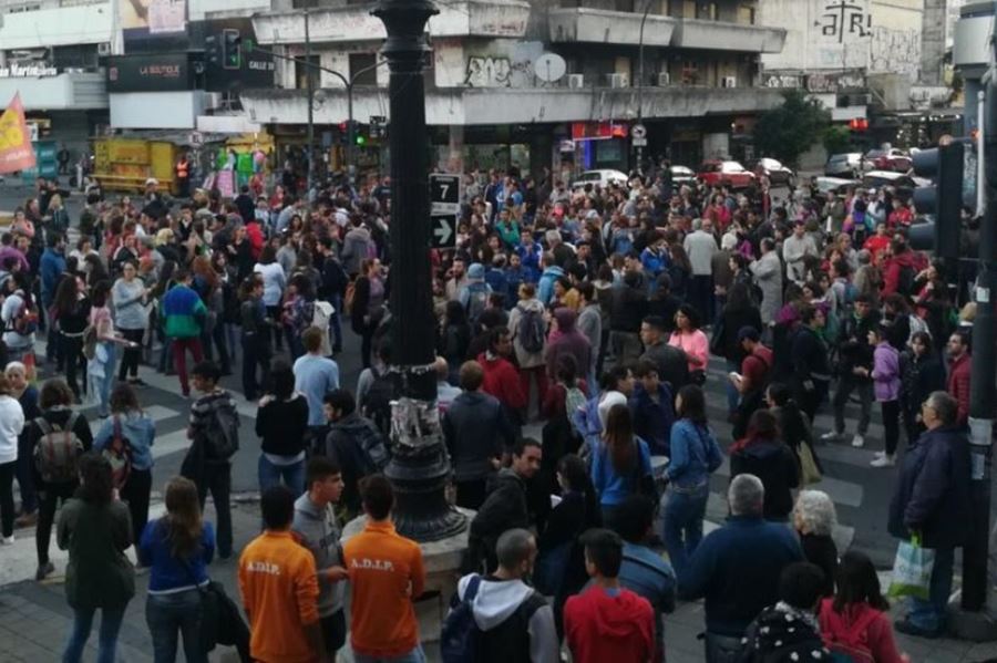 Resuenan las cacerolas: mientras avanza el ajuste del gobierno, los vecinos hacen ruido para mostrar su descontento