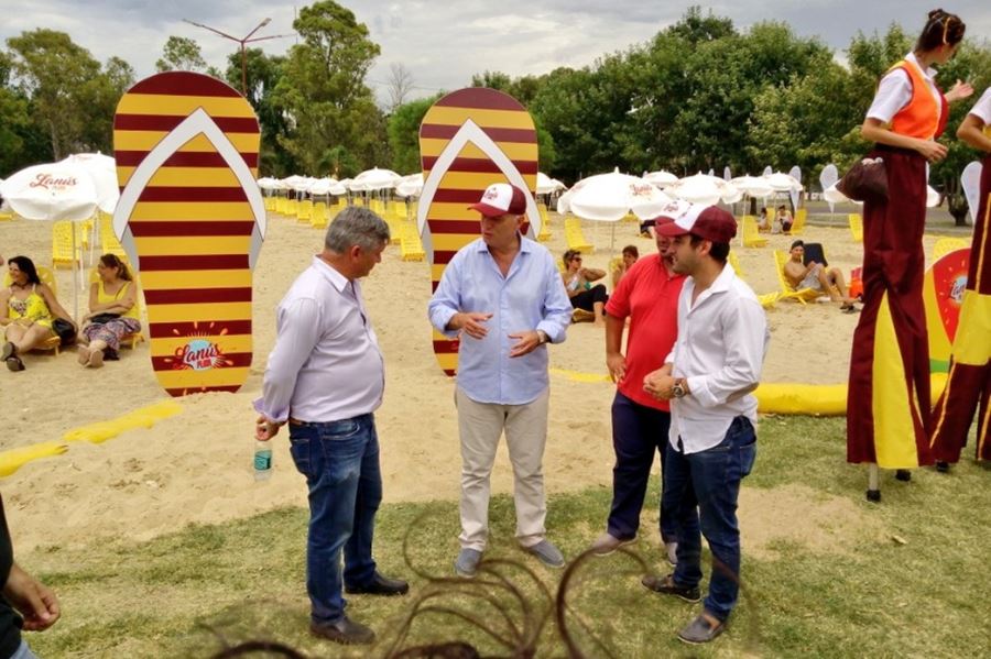 Fiel al estilo PRO en la Ciudad, Grindetti inauguró su playa "conurbana"