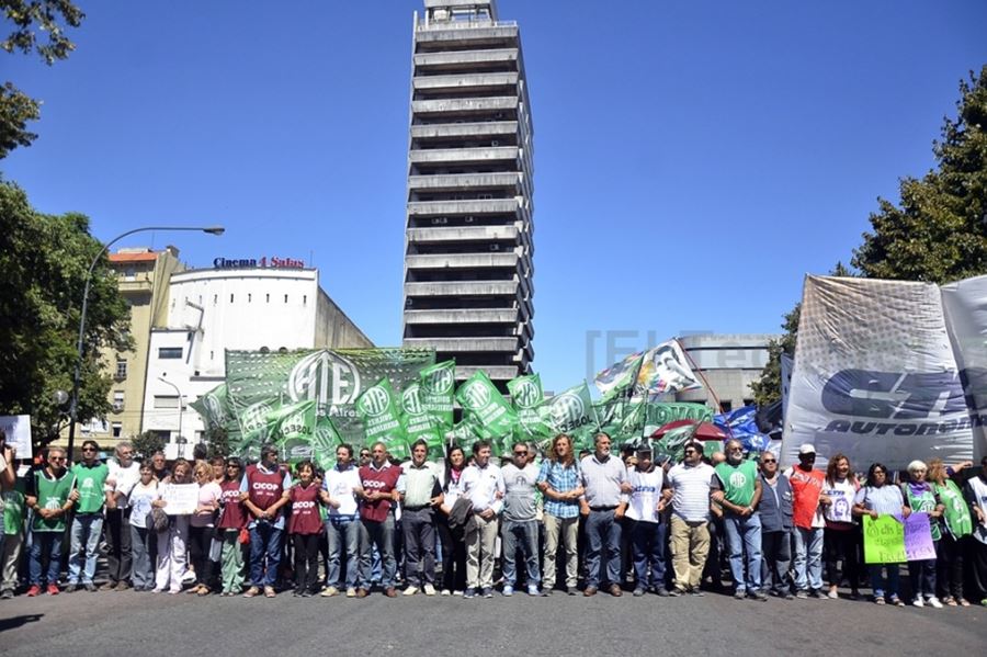 Trabajadores estatales marcharon a Gobernación para exigir el llamado a paritarias