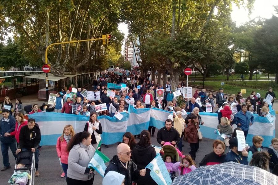 Marchas antiabortistas: vecinos le dijeron #SiALaVida en suelo bonaerense