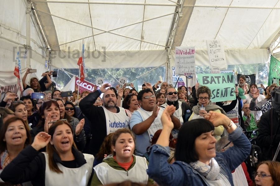 Paritarias: En medio de la jornada de protesta, la Provincia convocó a los docentes