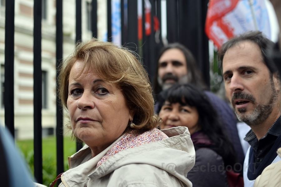 A través de la reja de Gobernación, gremios docentes presentaron un pedido de audiencia a Vidal