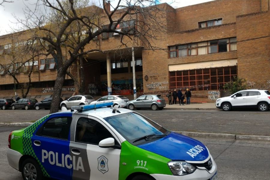 Alarmante: En tres días, hubo 56 amenazas de bomba en colegios de La Plata y Berisso