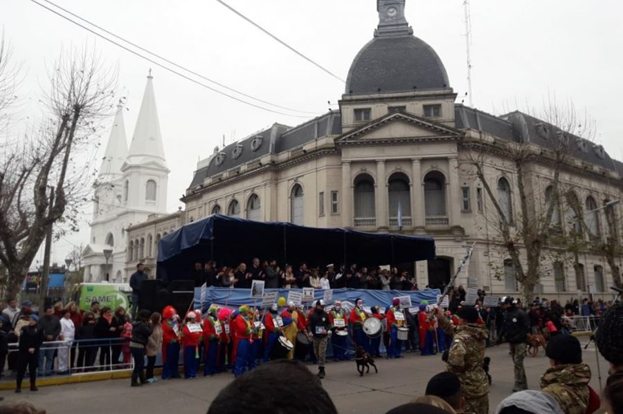 Municipales disfrazados de payasos le coparon el festejo por el día de la Independencia a Galli