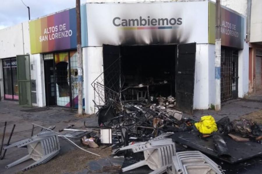 Incendiaron un local de Cambiemos y el intendente habló de "ataque mafioso" vinculado a "la vieja política"