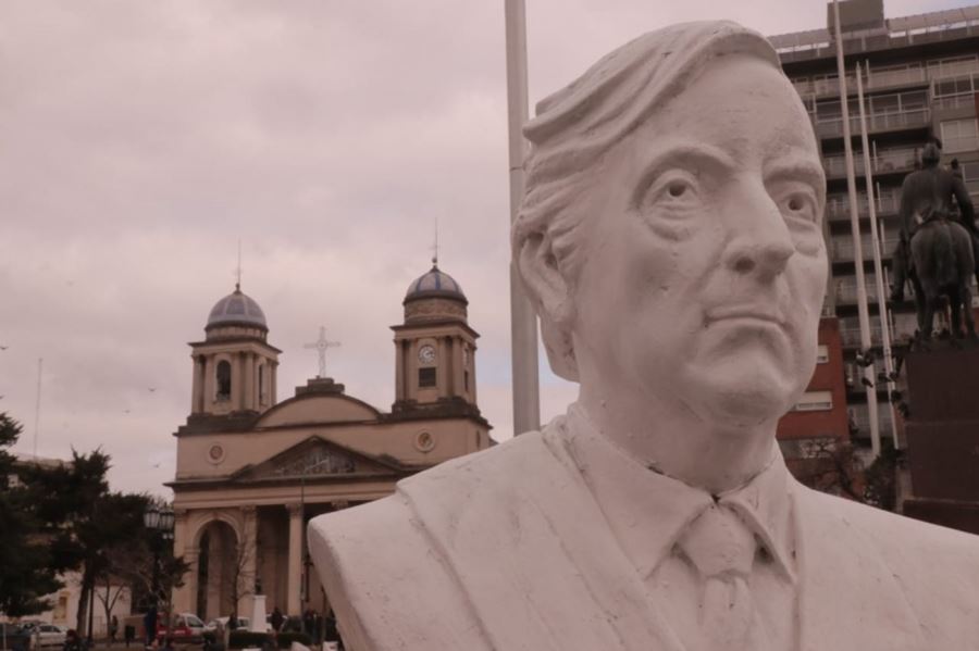 En tiempo récord: Removieron el busto de Néstor Kirchner de la plaza principal de Morón