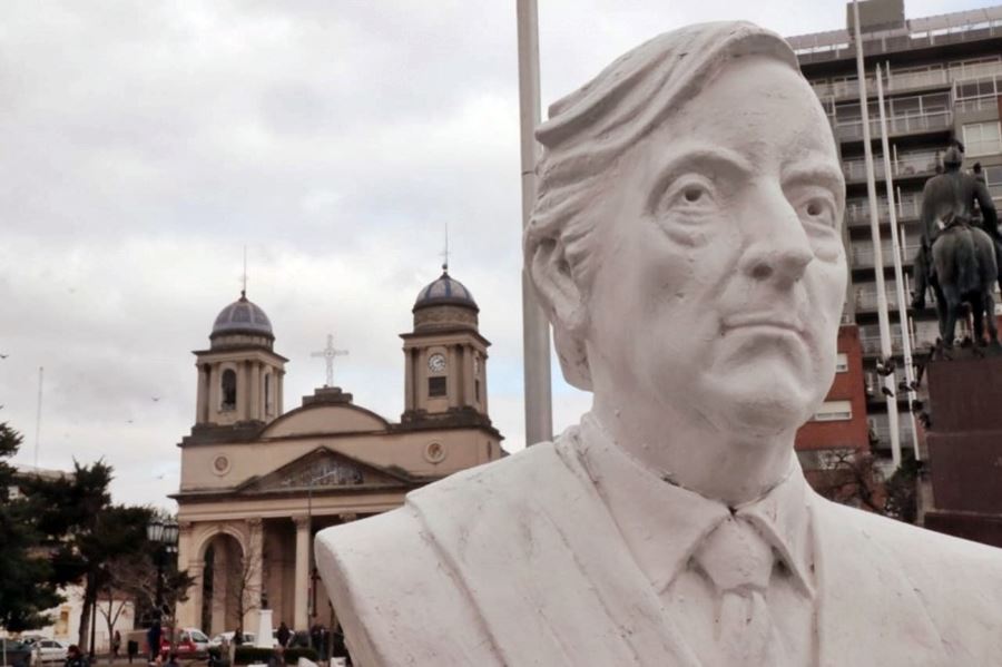 La Justicia ordenó suspender la remoción del busto de Néstor Kirchner de la plaza