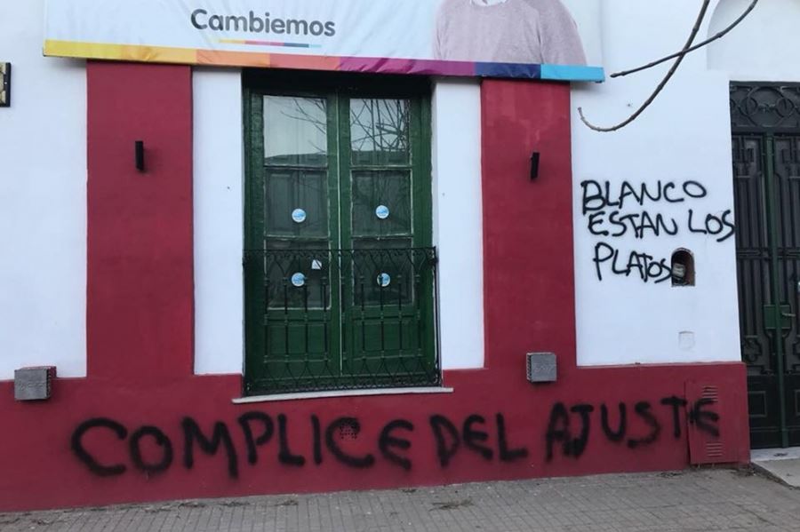 Los locales de la UCR y de Cambiemos amanecieron con pintadas en Chivilcoy