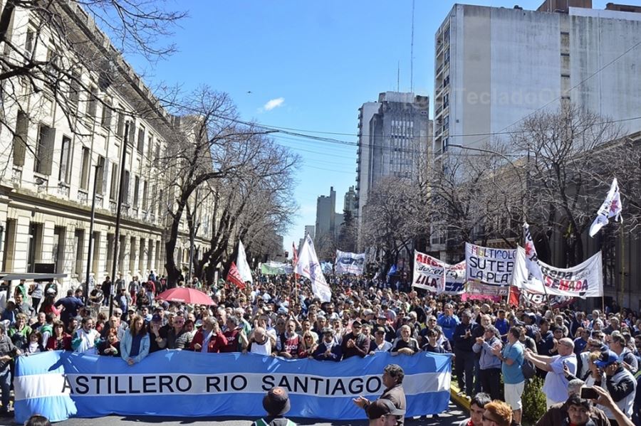 Estatales, docentes, judiciales y trabajadores de la salud marcharon en La Plata: "En el Estado no sobra nadie"