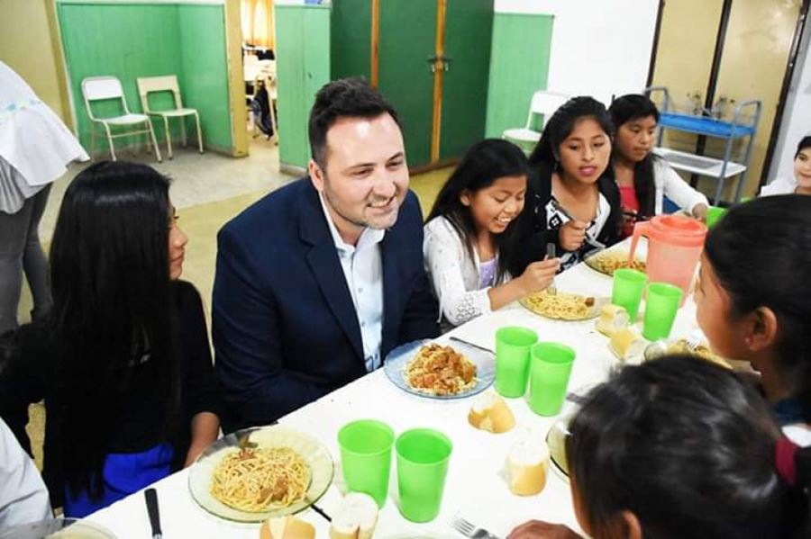 La polémica foto de Víctor Aiola al visitar un comedor escolar