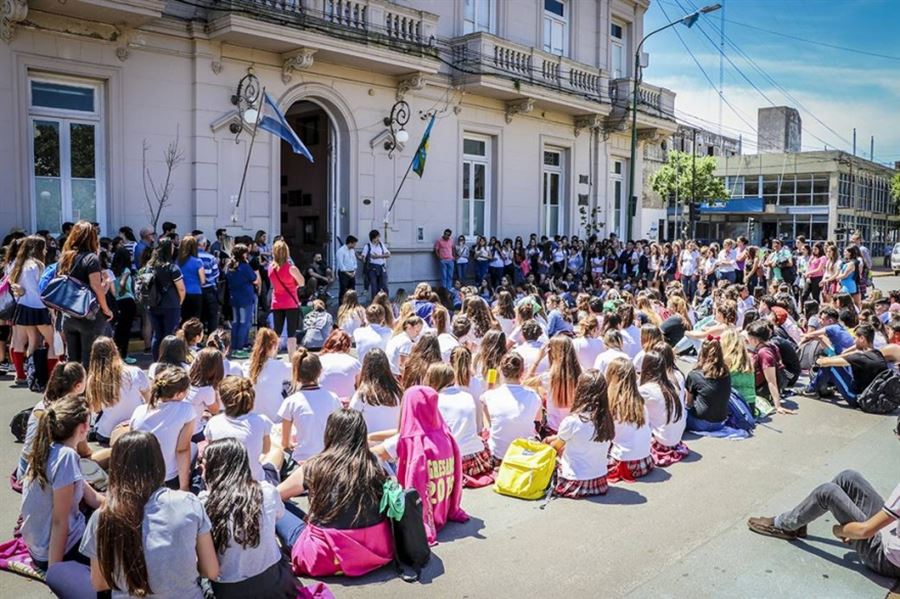 Jóvenes realizaron una sentada frente al municipio tras la violación de una chica en Junín