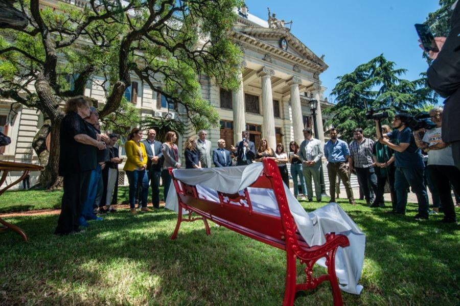 En homenaje a las víctimas de violencia de género, la Legislatura inauguró el "banco rojo"