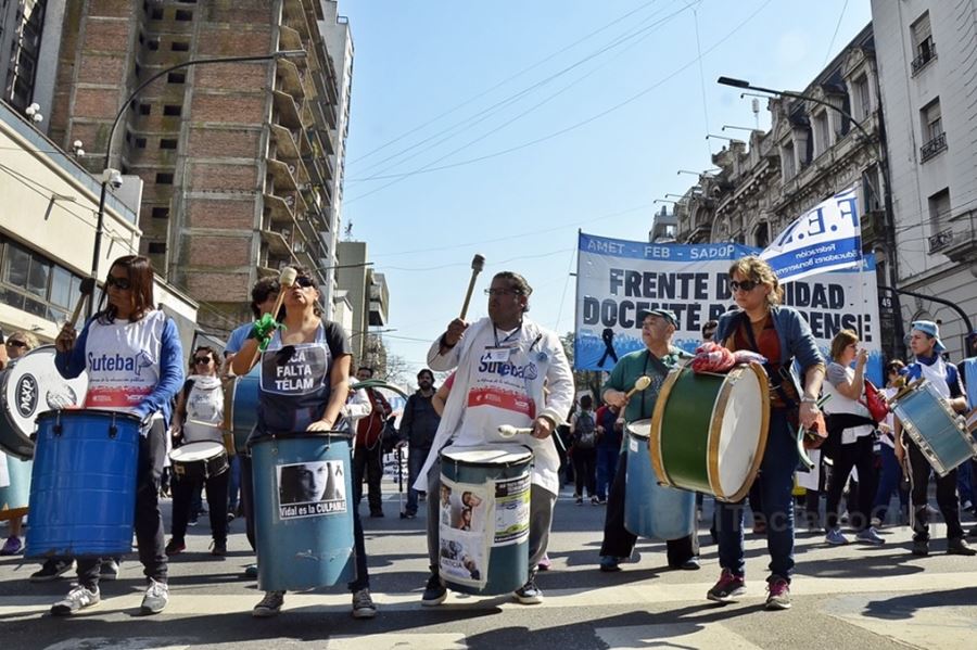 En medio de la dilatación del llamado a paritarias, denuncian el despido por mail de docentes bonaerenses