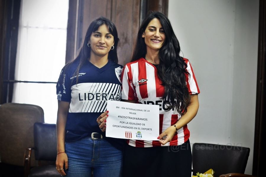Transpiran la camiseta: La jugada interna de las mujeres en el fútbol