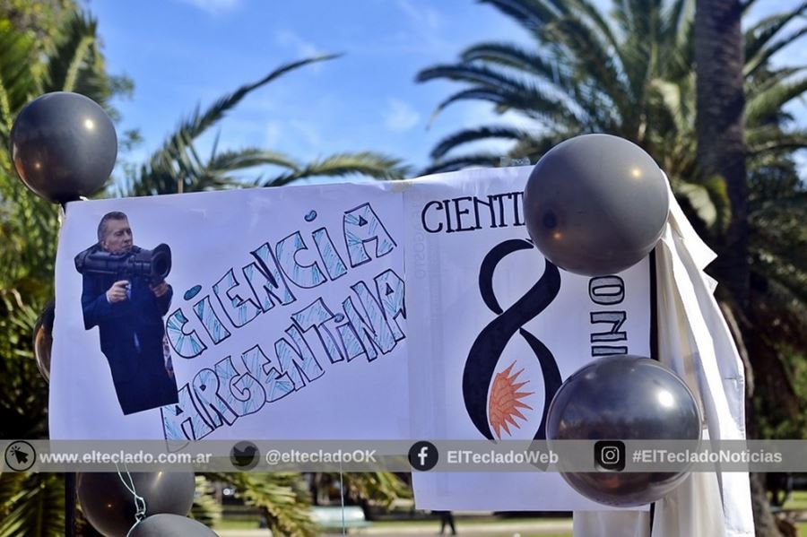 En fotos: El Conicet trasladó sus trabajos a la plaza para denunciar el "cientificidio"