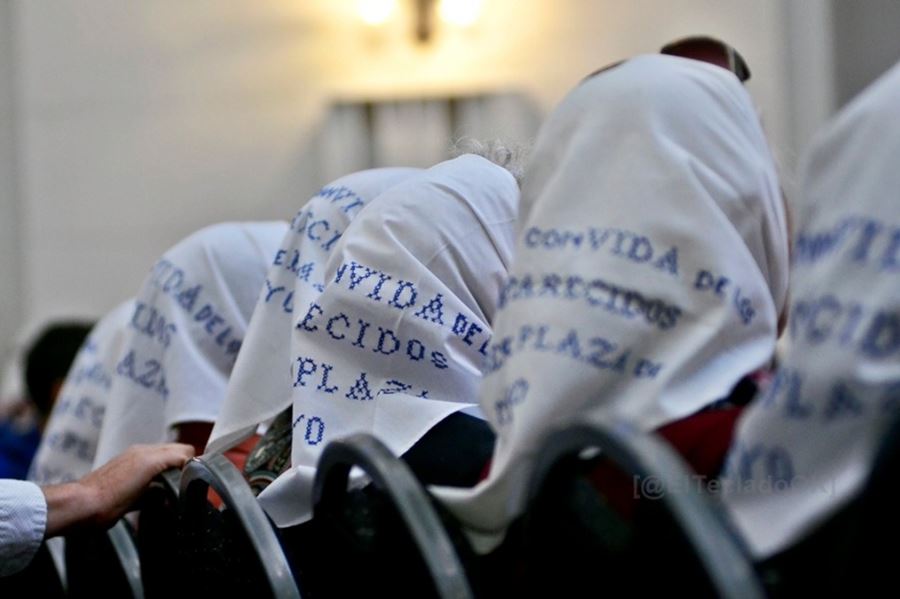 El pueblo las abraza: se cumplieron 42 años de la primera ronda de las Madres de Plaza de Mayo