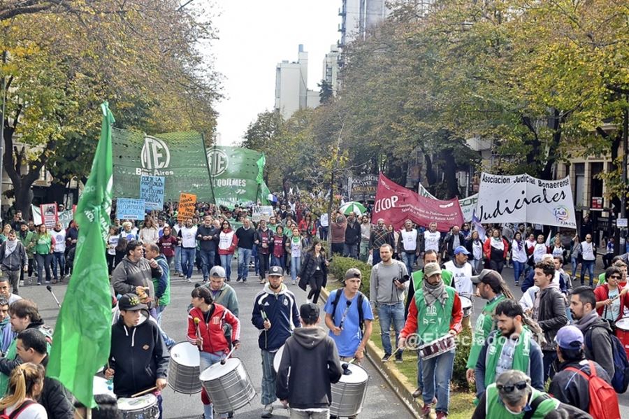 Estatales bonaerenses marcharon en La Plata: "Mientras ellos trabajan para dividirnos, nosotros lo hacemos para juntarnos"