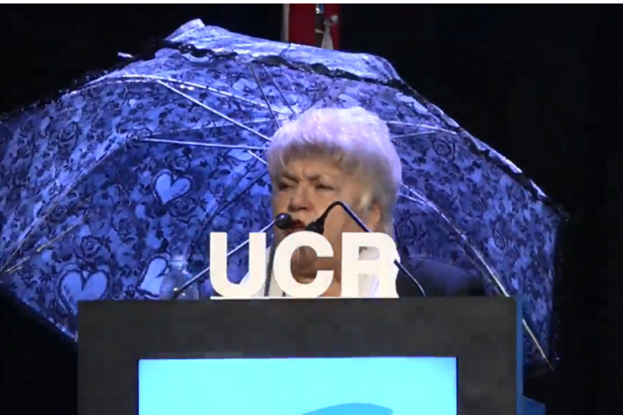 La perlita radical: La mujer que abrió un paraguas para protegerse de la "lluvia de inversiones"