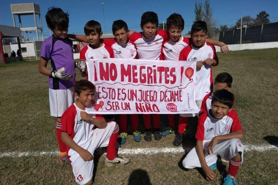“No me grites, déjame ser un niño”: la novedosa iniciativa que copó el fútbol infantil