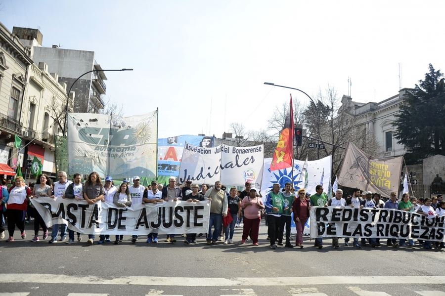 Con la bandera de la lucha y la unidad, organizaciones sociales y sindicales marcharon a gobernación