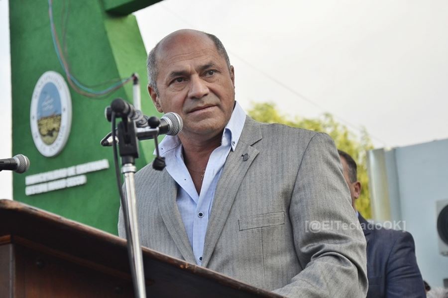 Intendentes al rescate: Mario Secco entrega un bono de 8 mil pesos a los municipales