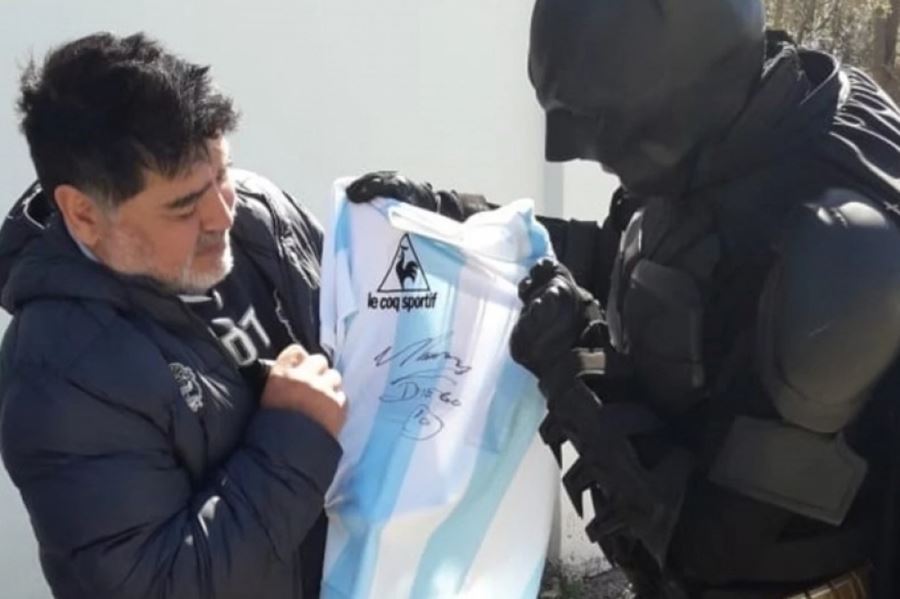 Un encuentro inesperado: Maradona y el Batman Solidario tienen su foto juntos
