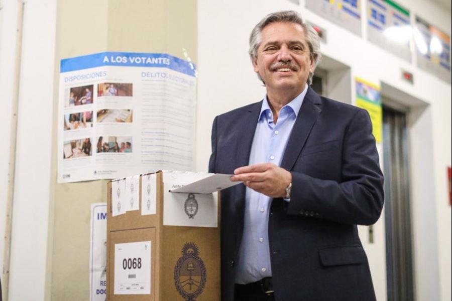 Abrazo del oso: Tras votar, Alberto Fernández dio un mensaje conciliador pero tiró un palo al actual gobierno