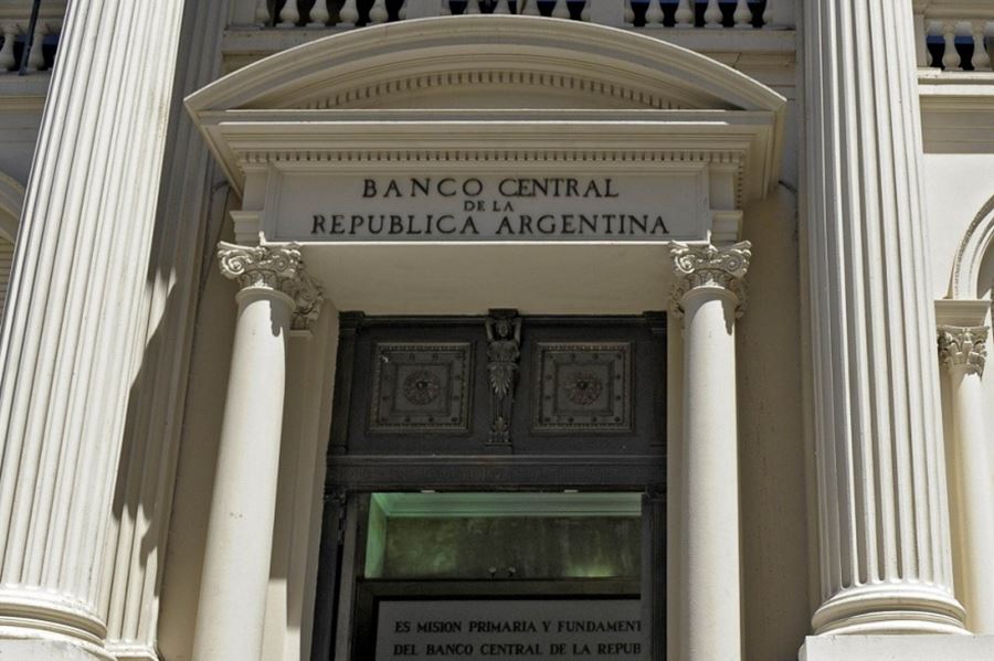 Con las urnas calientes, el Banco Central anunció un nuevo cepo: se pueden comprar 200 dólares por mes