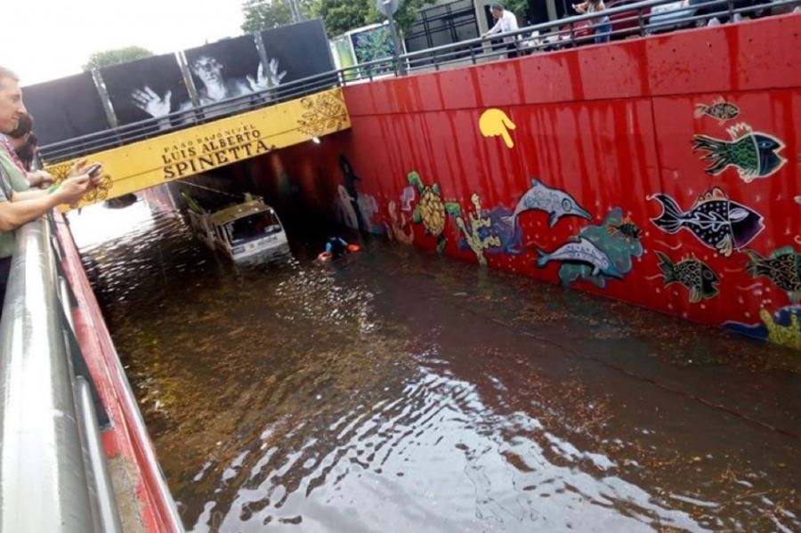 El tiro por la culata: tras las lluvias, los vecinos de CABA se acordaron del "no se inunda más" de Macri