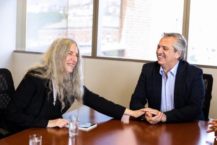 Mirá el video: Alberto Fernández se reunió con Patti Smith y ella le cantó una canción