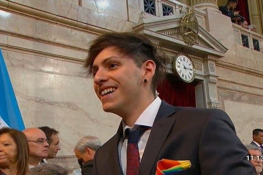 Una asunción para todes: Estanislao Fernández lució un pañuelo de la comunidad LGBT