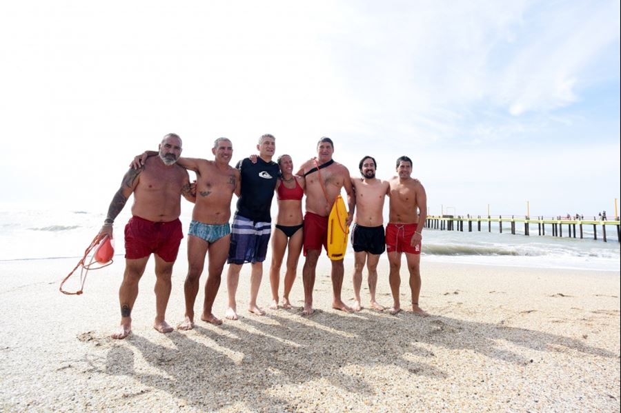 Cumpliendo con la tradición, el intendente de Gesell se tiró al mar desde el muelle