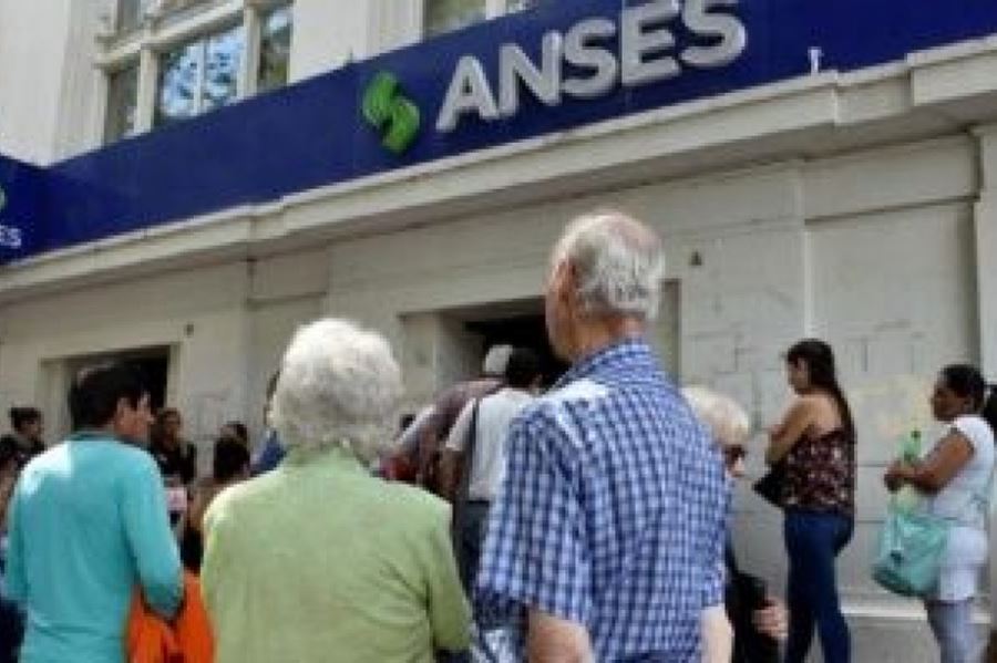 Adelantan el pago del bono a jubilados, pensionados y beneficiarios de AUH