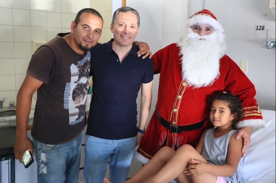 En la víspera de Nochebuena, Fernando Gray entregó juguetes en el Hospital Santamarina