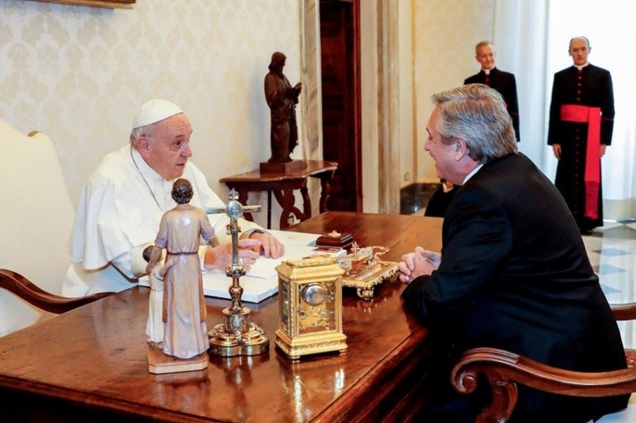 El papa Francisco y Alberto Fernández se reunieron durante 44 minutos: clima distendido e intercambio de regalos