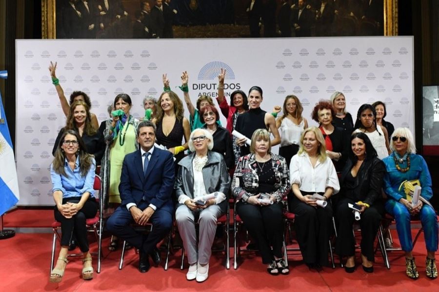 Massa y Gómez Alcorta distinguieron a mujeres destacadas: "Cuando se abre la puerta para una, se abre para todas"