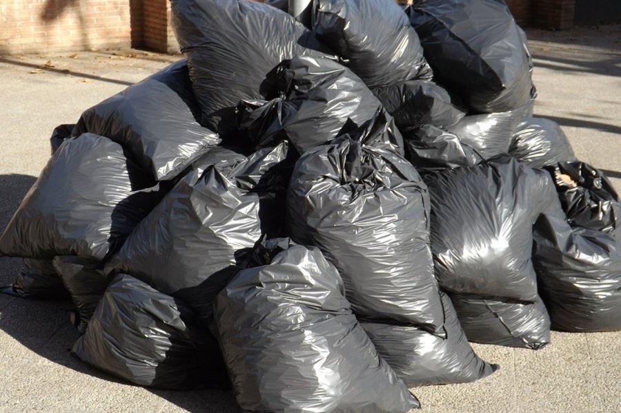 Piden a los vecinos que desinfecten las bolsas de residuos antes de sacarlas