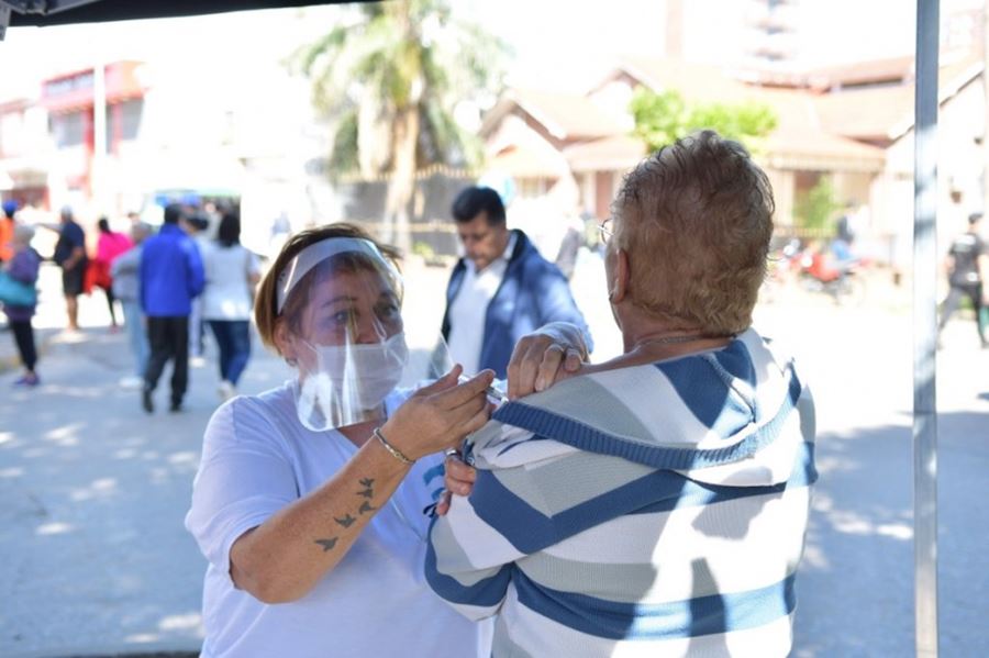 En medio del caos bancario, los intendentes aprovecharon para colocarle la vacuna antigripal a los jubilados