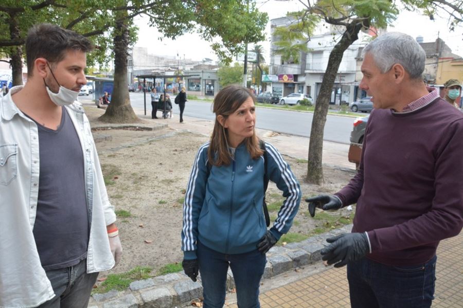 Cagliardi y Raverta recorrieron centros de entrega de alimento: "Más de 11700 chicos reciben mercadería en su casa"